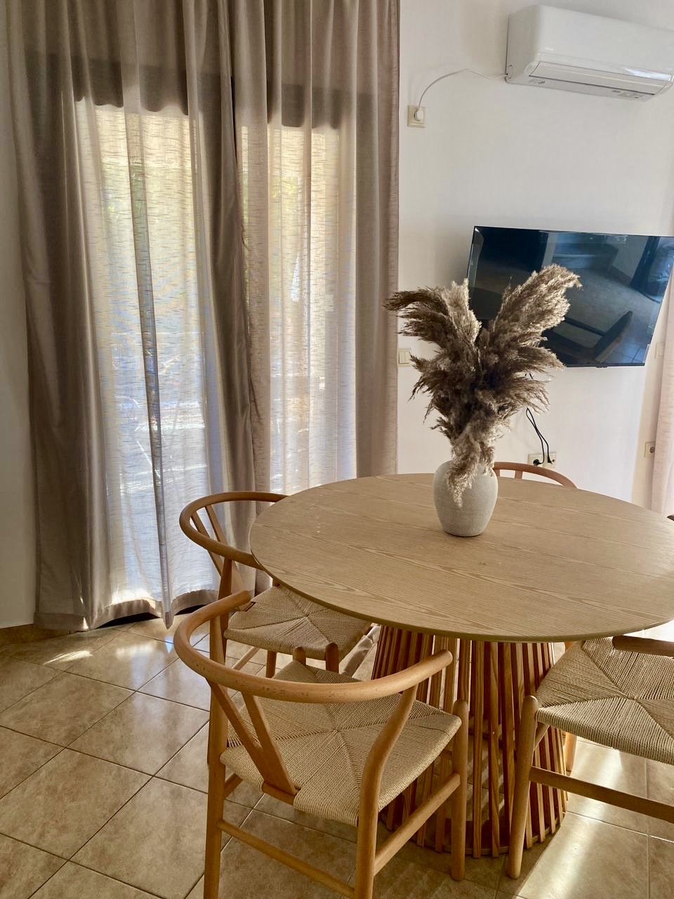 Fully equipped modern kitchen and dining area